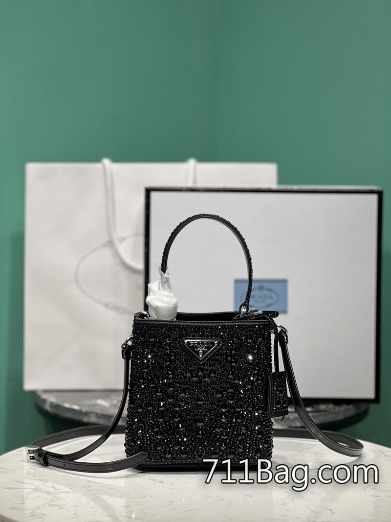 精仿Prada 1BA373 包型挺立,結構不易變形。 Prada高仿包真假對比尺寸:15/9.5/15cm 精仿Prada 1BA373 包型挺立,結構不易變形。 Prada高仿包真假對比尺寸:15/9.5/15cm