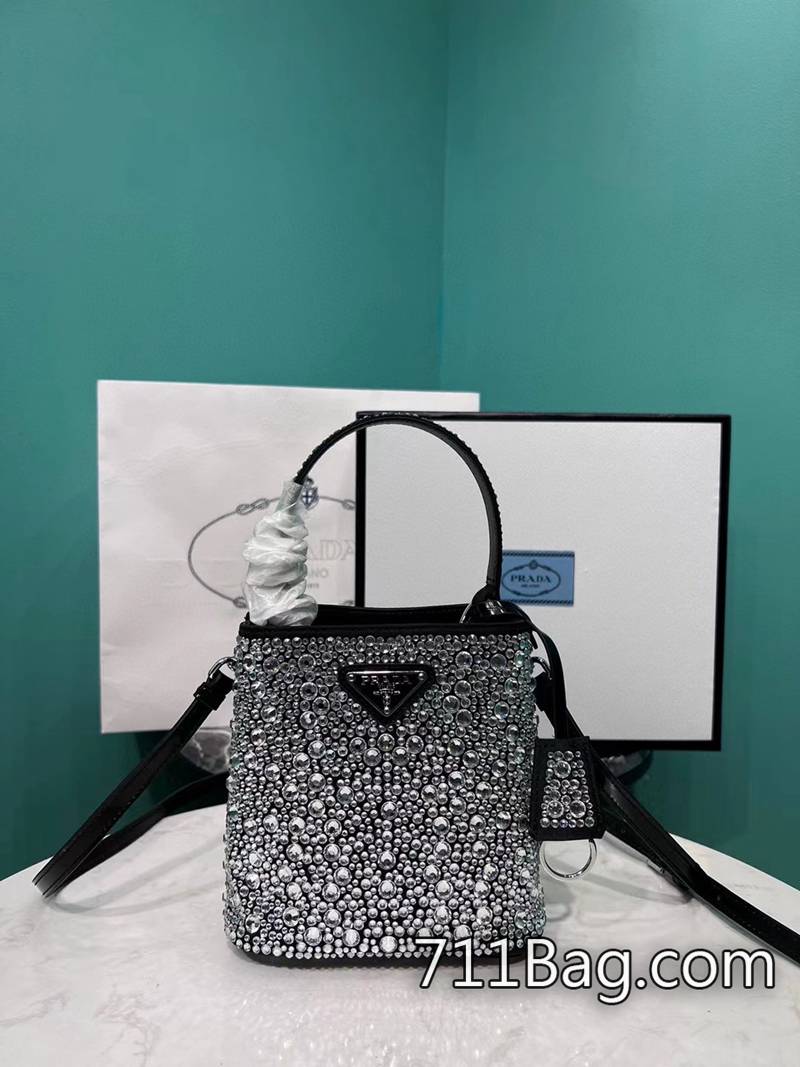 頂級高仿Prada 1BA373 每個角位處理細緻,無破損壓痕。 高仿Prada包大陸出貨尺寸:15/9.5/15cm 頂級高仿Prada 1BA373 每個角位處理細緻,無破損壓痕。 高仿Prada包大陸出貨尺寸:15/9.5/15cm