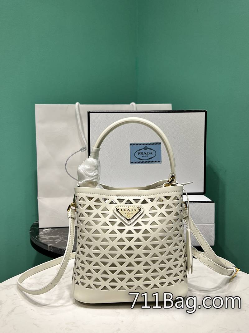 精仿Prada 1BA217 採用德國進口蠟線,耐用不斷裂。 百搭風格高仿Prada尺寸:18×17×10.5cm 精仿Prada 1BA217 採用德國進口蠟線,耐用不斷裂。 百搭風格高仿Prada尺寸:18×17×10.5cm