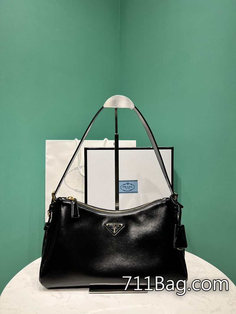 原版一比一Prada 1BC229 展現低調奢華的高端質感。 高仿Prada包團購優惠尺寸:長31x高18x底10cm 原版一比一Prada 1BC229 展現低調奢華的高端質感。 高仿Prada包團購優惠尺寸:長31x高18x底10cm
