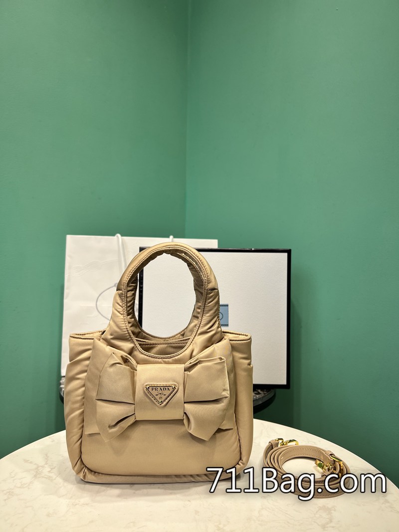 精仿Prada 1BA359 使用過後仍保持完美包型。 Prada高仿包真假對比尺寸:長18x高15.5x底10cm 精仿Prada 1BA359 使用過後仍保持完美包型。 Prada高仿包真假對比尺寸:長18x高15.5x底10cm