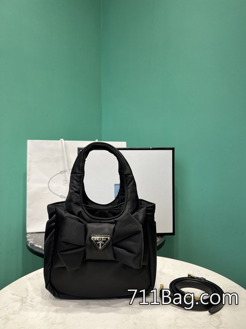 高仿Prada 1BA359 實拍不修圖,細節也很能打。 高仿Prada包人氣TOP10尺寸:長18x高15.5x底10cm 高仿Prada 1BA359 實拍不修圖,細節也很能打。 高仿Prada包人氣TOP10尺寸:長18x高15.5x底10cm