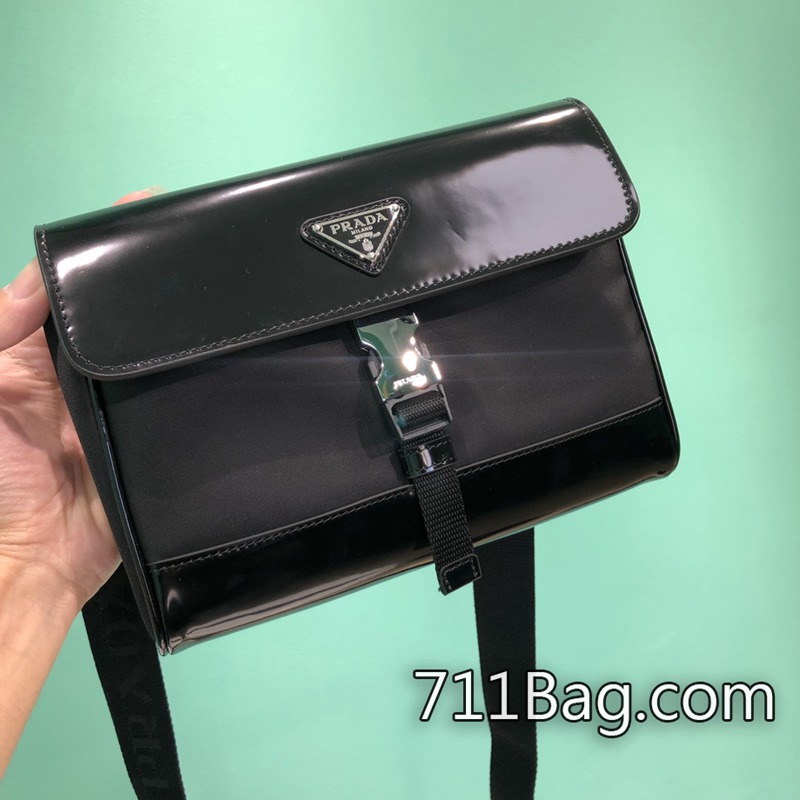精品高仿Prada 2VD044 材質精選原單包款 適合上班族的A貨Prada包尺寸:長20c高15.5x底4cm 精品高仿Prada 2VD044 材質精選原單包款 適合上班族的A貨Prada包尺寸:長20c高15.5x底4cm