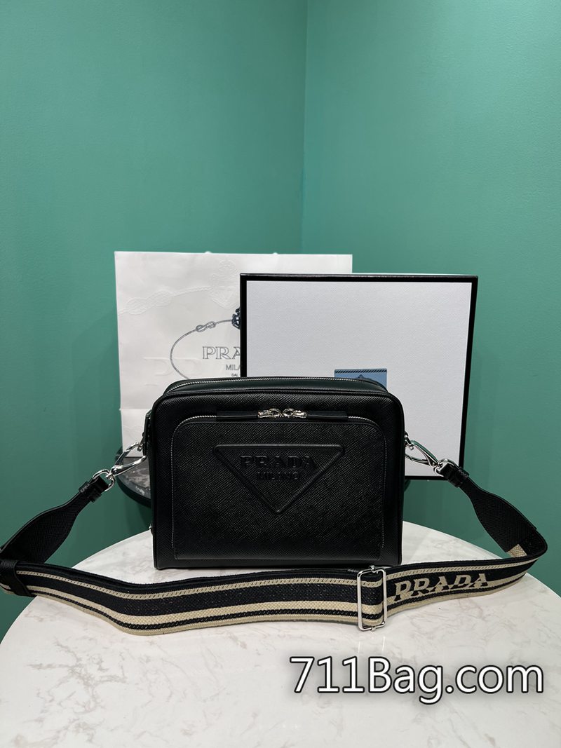 頂級A貨Prada 2VH152 原單工廠出品,品質穩定。 流行款Prada仿包2025尺寸:長24x高18x底6cm 頂級A貨Prada 2VH152 原單工廠出品,品質穩定。 流行款Prada仿包2025尺寸:長24x高18x底6cm