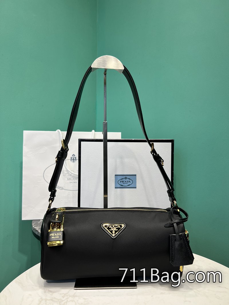 高仿Prada 1BC233 五金扣具重量與原版一致,質感出眾。 高仿Prada網絡商城尺寸:長27x高12x底10.5cm 高仿Prada 1BC233 五金扣具重量與原版一致,質感出眾。 高仿Prada網絡商城尺寸:長27x高12x底10.5cm