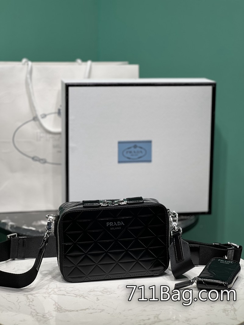 高仿Prada 2VH070 鈕扣緊實無晃動,品質穩定。 Prada包包A貨會被查嗎尺寸:長19x高12.5x底5.5cm 高仿Prada 2VH070 鈕扣緊實無晃動,品質穩定。 Prada包包A貨會被查嗎尺寸:長19x高12.5x底5.5cm