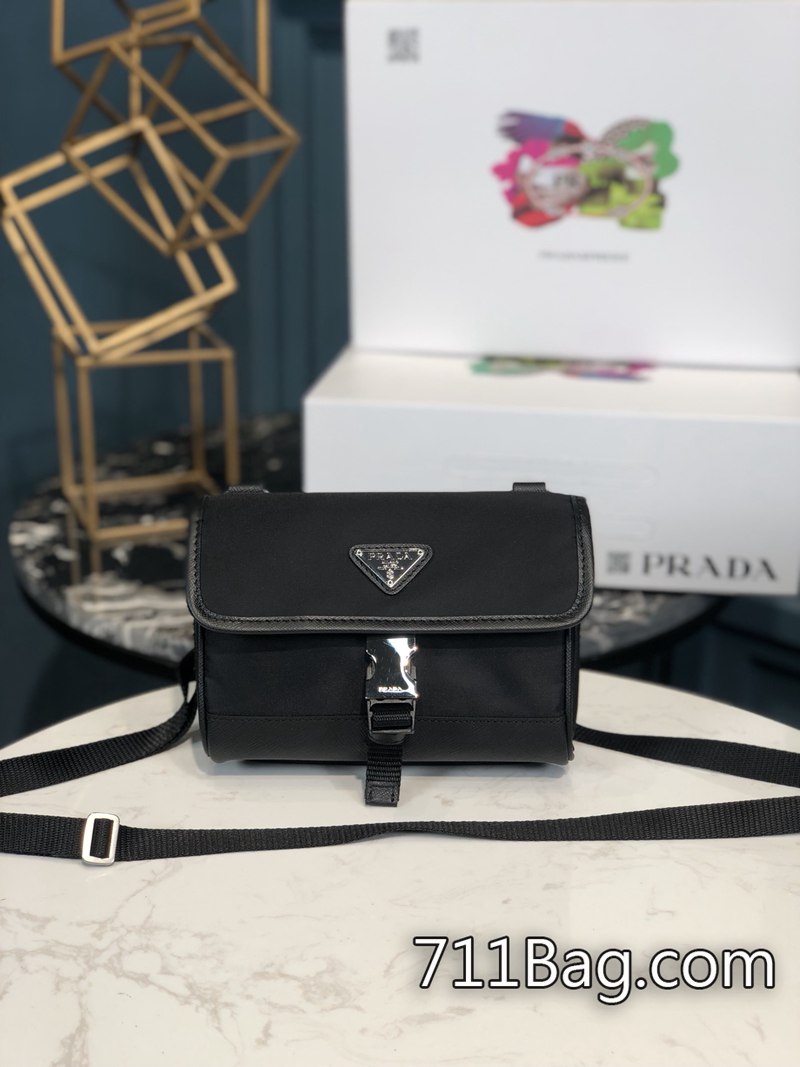 一比一Prada 2ZH108 五金配件採用電鍍工藝,不易褪色。 Prada A貨包防水嗎尺寸:長18x高12.5x底2.5cm 一比一Prada 2ZH108 五金配件採用電鍍工藝,不易褪色。 Prada A貨包防水嗎尺寸:長18x高12.5x底2.5cm
