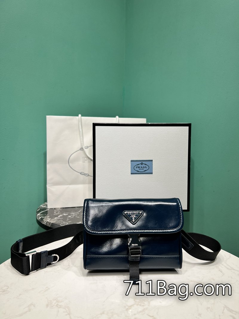 精品高仿Prada 2ZH108 仿製精準到LOGO字體間距與粗細。 高仿Prada皮革包推薦尺寸:長18x高12.5x底2.5cm 精品高仿Prada 2ZH108 仿製精準到LOGO字體間距與粗細。 高仿Prada皮革包推薦尺寸:長18x高12.5x底2.5cm