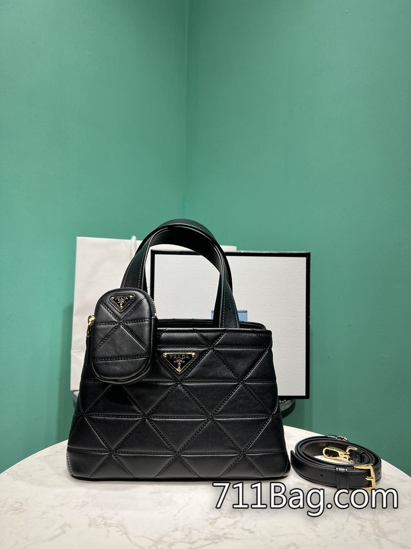 頂級一比一Prada 1BG548 完美手工細節高仿包 Prada Hobo包A貨推薦尺寸:26x17x13.5cm 頂級一比一Prada 1BG548 完美手工細節高仿包 Prada Hobo包A貨推薦尺寸:26x17x13.5cm