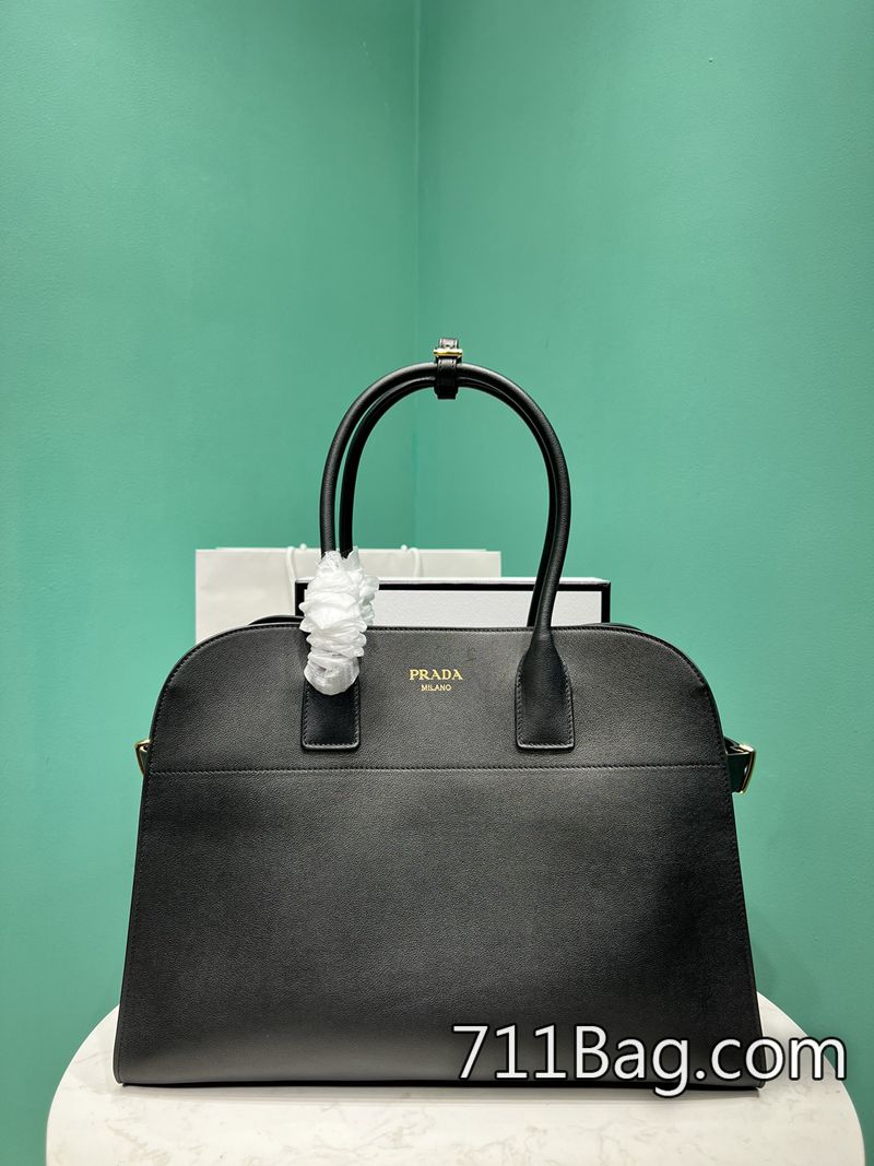 頂級A貨Prada 1BG508 完美縫線工藝展現 高仿Prada包搭配指南尺寸:長40x高29x底20cm 頂級A貨Prada 1BG508 完美縫線工藝展現 高仿Prada包搭配指南尺寸:長40x高29x底20cm