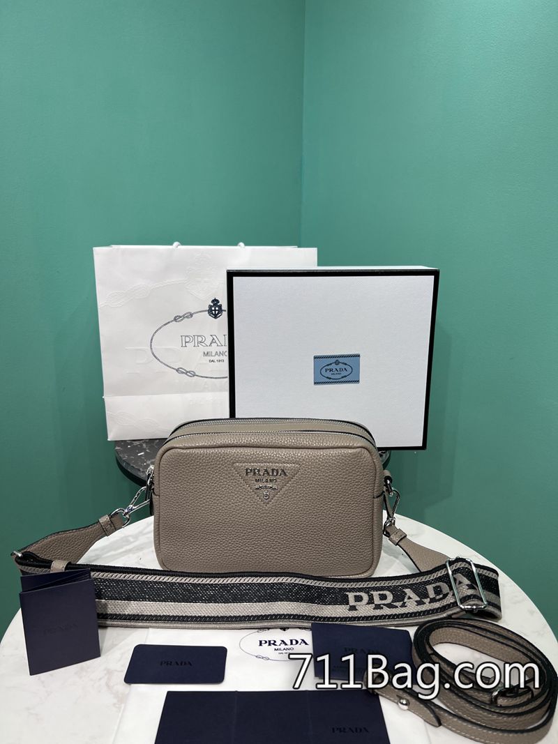 精仿Prada 1BH08 可調節背帶,靈活實用。 Prada A貨包防水嗎尺寸:長22x高14x底8cm 精仿Prada 1BH08 可調節背帶,靈活實用。 Prada A貨包防水嗎尺寸:長22x高14x底8cm