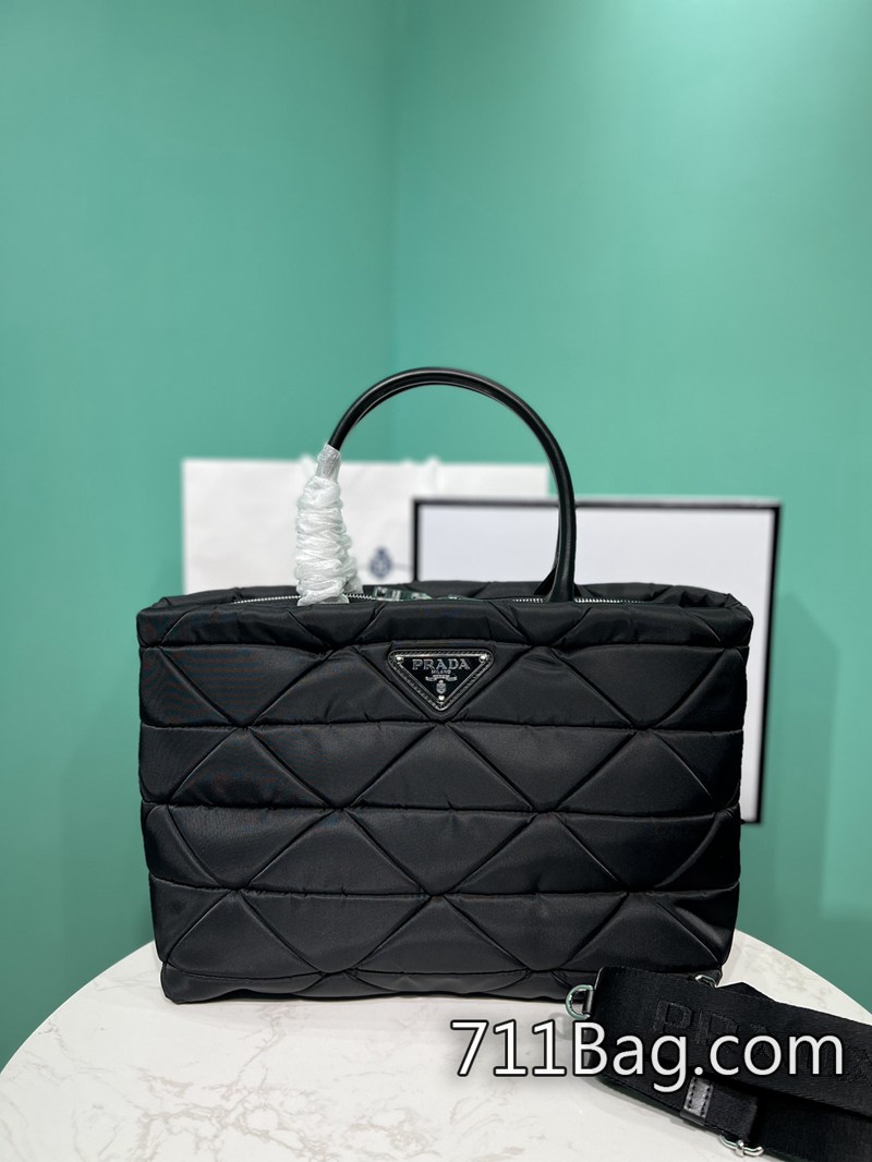 精仿Prada普拉達 1BG435 鈕扣緊實無晃動,品質穩定。 真皮Prada A貨包尺寸:長33x高23x底16cm 精仿Prada普拉達 1BG435 鈕扣緊實無晃動,品質穩定。 真皮Prada A貨包尺寸:長33x高23x底16cm