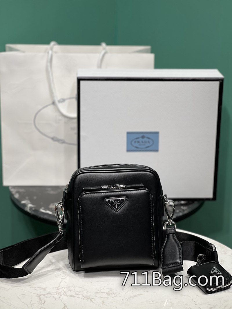 頂級高仿Prada 2VH168 超A品質,長期使用不脫線不褪色。 高仿Prada折扣資訊尺寸:長16x高18.5x底5cm 頂級高仿Prada 2VH168 超A品質,長期使用不脫線不褪色。 高仿Prada折扣資訊尺寸:長16x高18.5x底5cm