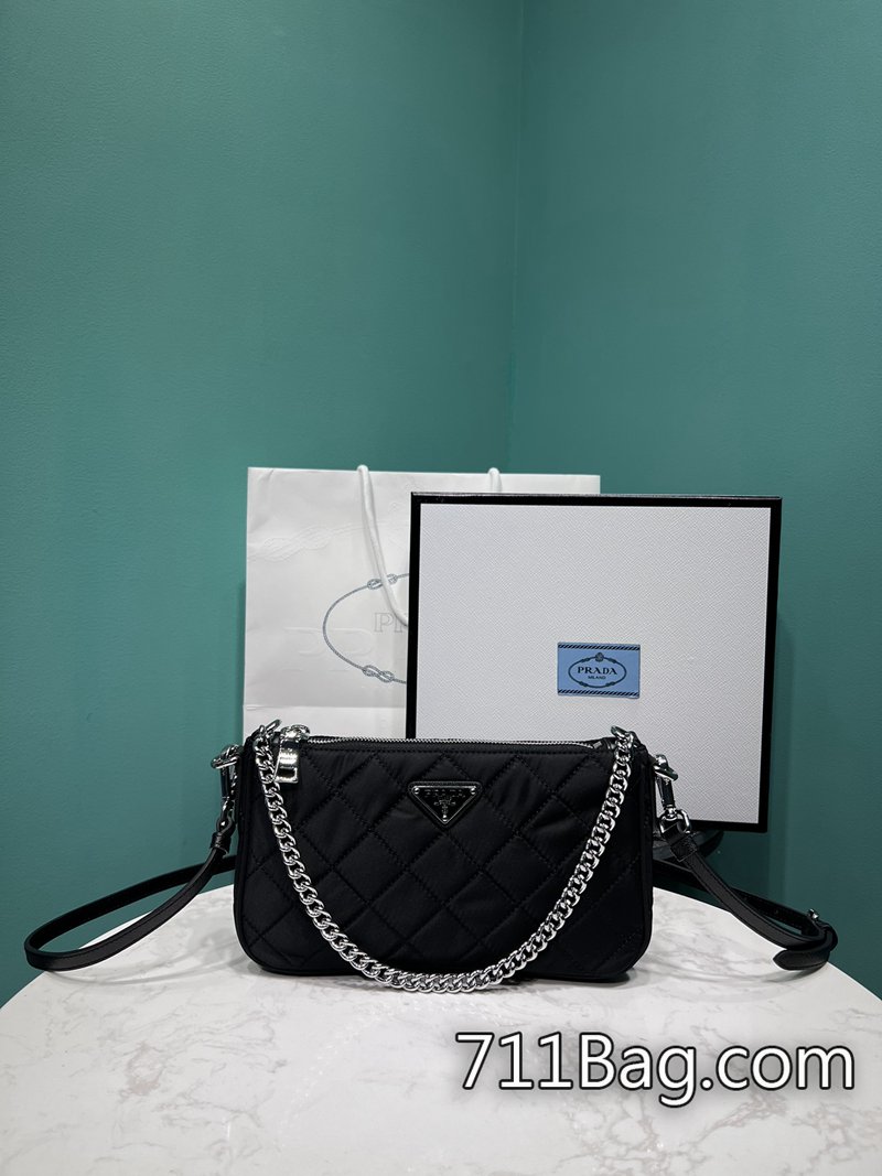 精品A貨Prada普拉達 1BH026 精準對版,縫線排列與正品一致。 高仿Prada包大陸出貨尺寸:長25X高14X底6.5cm 精品A貨Prada普拉達 1BH026 精準對版,縫線排列與正品一致。 高仿Prada包大陸出貨尺寸:長25X高14X底6.5cm