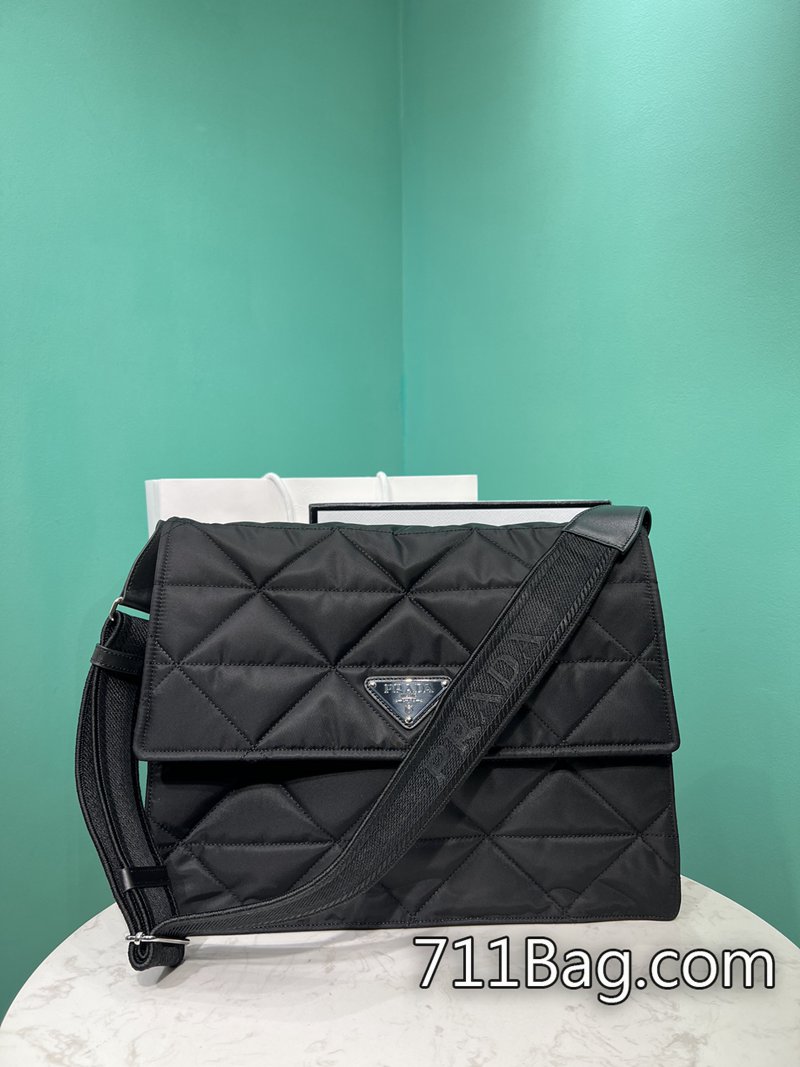 原版一比一Prada普拉達 1BD256 原單工廠出品,品質穩定。 Prada仿牌手提包尺寸:長36x高28x底14cm 原版一比一Prada普拉達 1BD256 原單工廠出品,品質穩定。 Prada仿牌手提包尺寸:長36x高28x底14cm