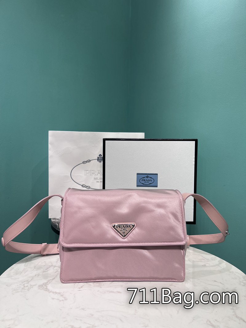精仿Prada 1BD258 完美縫線工藝展現 高仿Prada包物流速度快尺寸:10.5×18.5×23.5cm 精仿Prada 1BD258 完美縫線工藝展現 高仿Prada包物流速度快尺寸:10.5×18.5×23.5cm