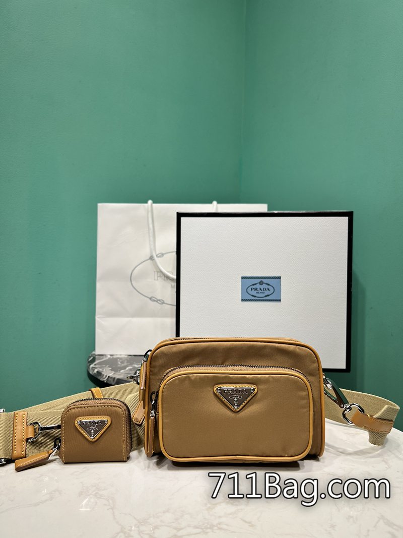 A貨Prada 2VH172 內外細節一致,是高端仿品代表。 Prada包包A貨會被查嗎尺寸:長18x高11.5x底5cm型號:2VH172 A貨Prada 2VH172 內外細節一致,是高端仿品代表。 Prada包包A貨會被查嗎尺寸:長18x高11.5x底5cm型號:2VH172