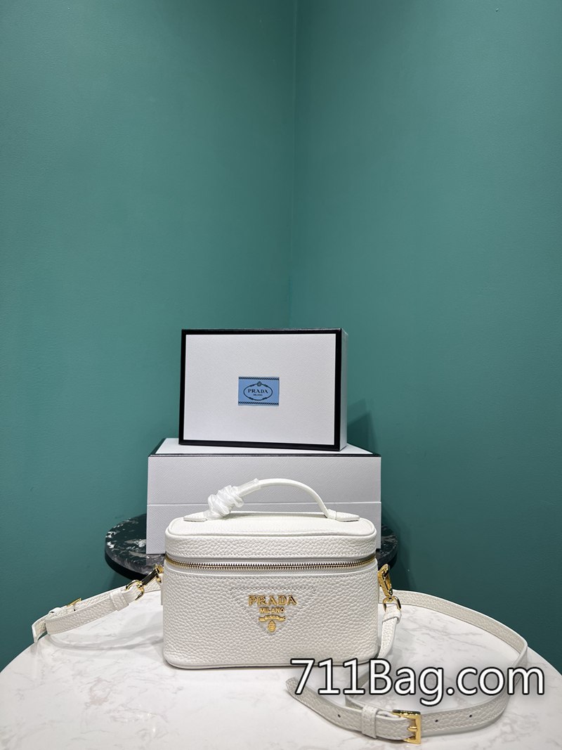 A貨Prada 1BH202 內裡選用高級絨佈,觸感絲滑。 Prada A貨包怎麼分辨尺寸:長18x高11.5x底7.5cm A貨Prada 1BH202 內裡選用高級絨佈,觸感絲滑。 Prada A貨包怎麼分辨尺寸:長18x高11.5x底7.5cm