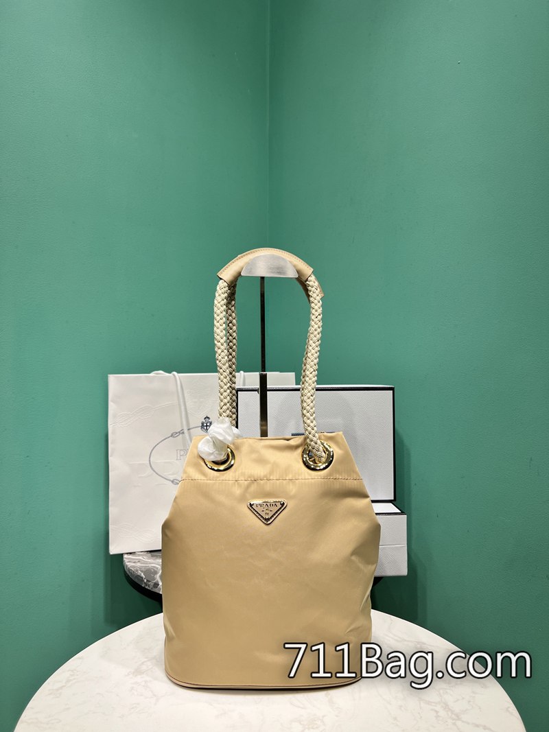 A貨Prada 1BE082 高端版製作流程完全依照原廠工藝。 中國高仿Prada工廠貨尺寸:長23.5x高28x底16.5cm型號:1BE082 A貨Prada 1BE082 高端版製作流程完全依照原廠工藝。 中國高仿Prada工廠貨尺寸:長23.5x高28x底16.5cm型號:1BE082