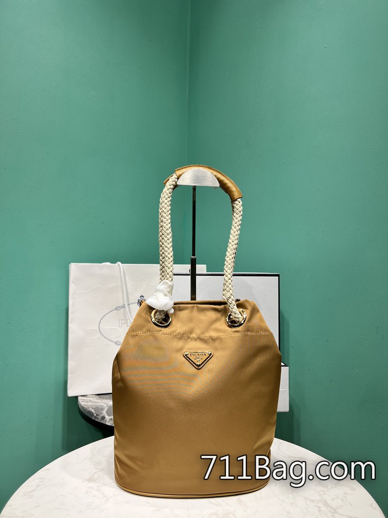 頂級一比一Prada 1BE082 每個扣環轉角打磨平滑不刮手。 奢侈品等級Prada仿包尺寸:長23.5x高28x底16.5cm型號:1BE082 頂級一比一Prada 1BE082 每個扣環轉角打磨平滑不刮手。 奢侈品等級Prada仿包尺寸:長23.5x高28x底16.5cm型號:1BE082
