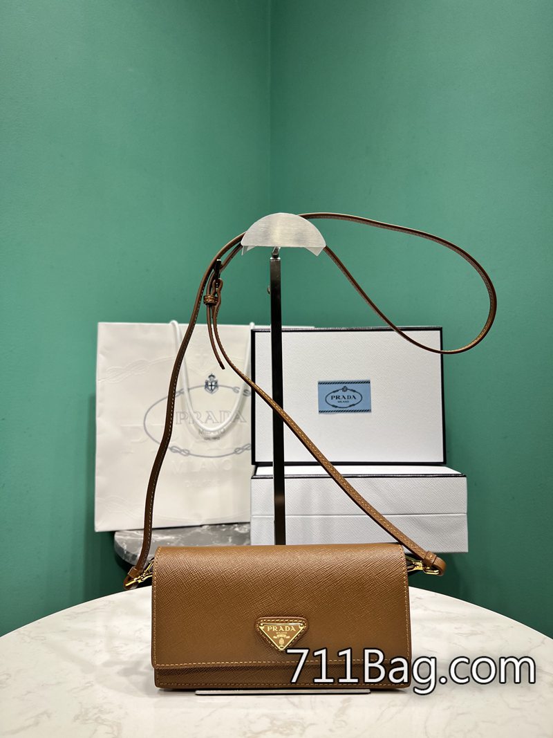 精仿Prada 1NF059 細節講究奢侈品包包 奢侈品等級Prada仿包尺寸:長18x高9.5x底3cm型號:1NF059 精仿Prada 1NF059 細節講究奢侈品包包 奢侈品等級Prada仿包尺寸:長18x高9.5x底3cm型號:1NF059
