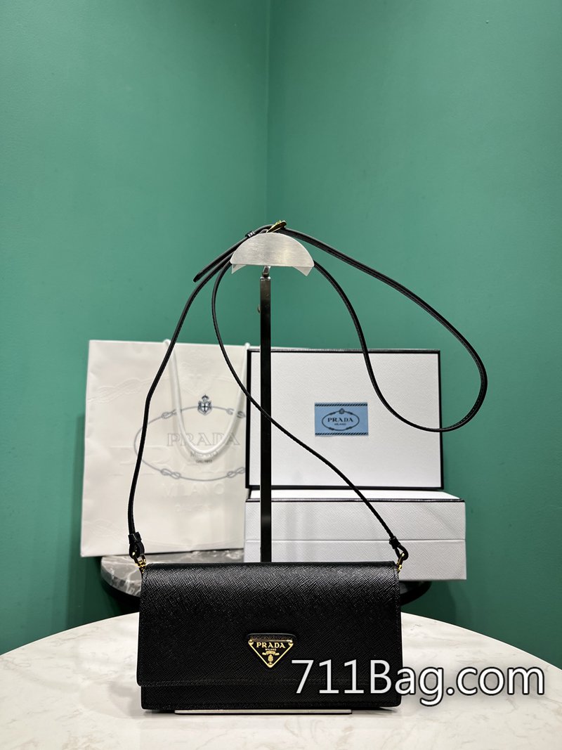 頂級一比一Prada 1NF059 色彩飽和度高,還原度極佳。 一比一Prada仿包尺寸:長18x高9.5x底3cm型號:1NF059 頂級一比一Prada 1NF059 色彩飽和度高,還原度極佳。 一比一Prada仿包尺寸:長18x高9.5x底3cm型號:1NF059