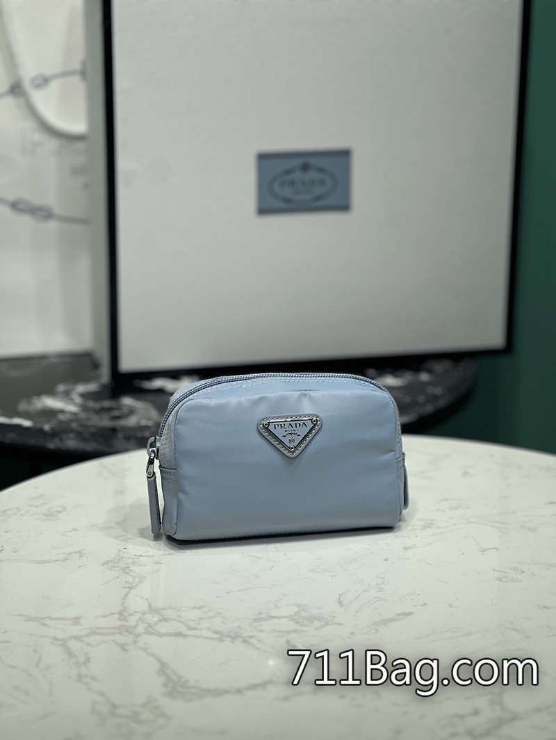 頂級精品Prada 1NA339 與正品對照無色差。 高仿Prada手拿包尺寸:長12x高8x底3.5cm 頂級精品Prada 1NA339 與正品對照無色差。 高仿Prada手拿包尺寸:長12x高8x底3.5cm