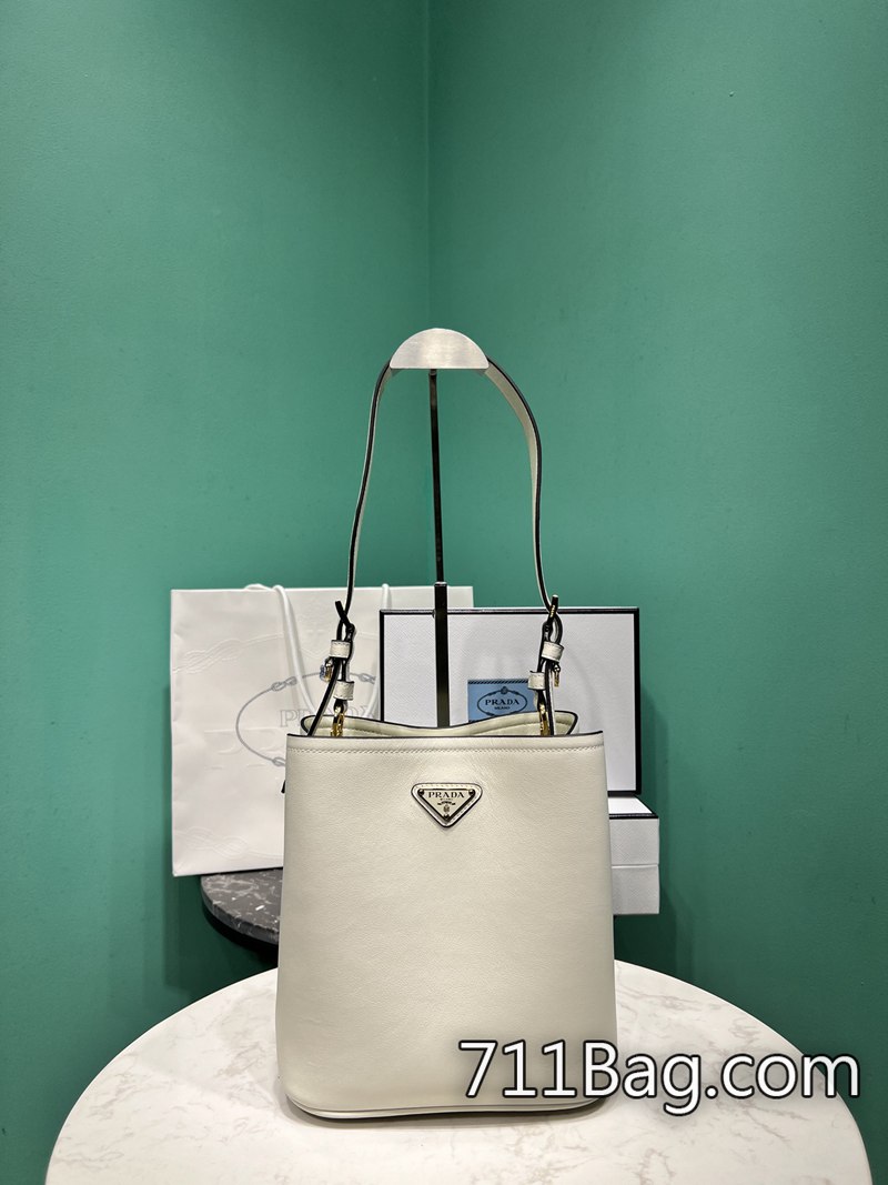 精仿Prada 1BE080 上手即能感受與正品幾無差異。 高仿Prada店鋪排行榜尺寸:長21.5x高22.5x底13cm型號:1BE080 精仿Prada 1BE080 上手即能感受與正品幾無差異。 高仿Prada店鋪排行榜尺寸:長21.5x高22.5x底13cm型號:1BE080
