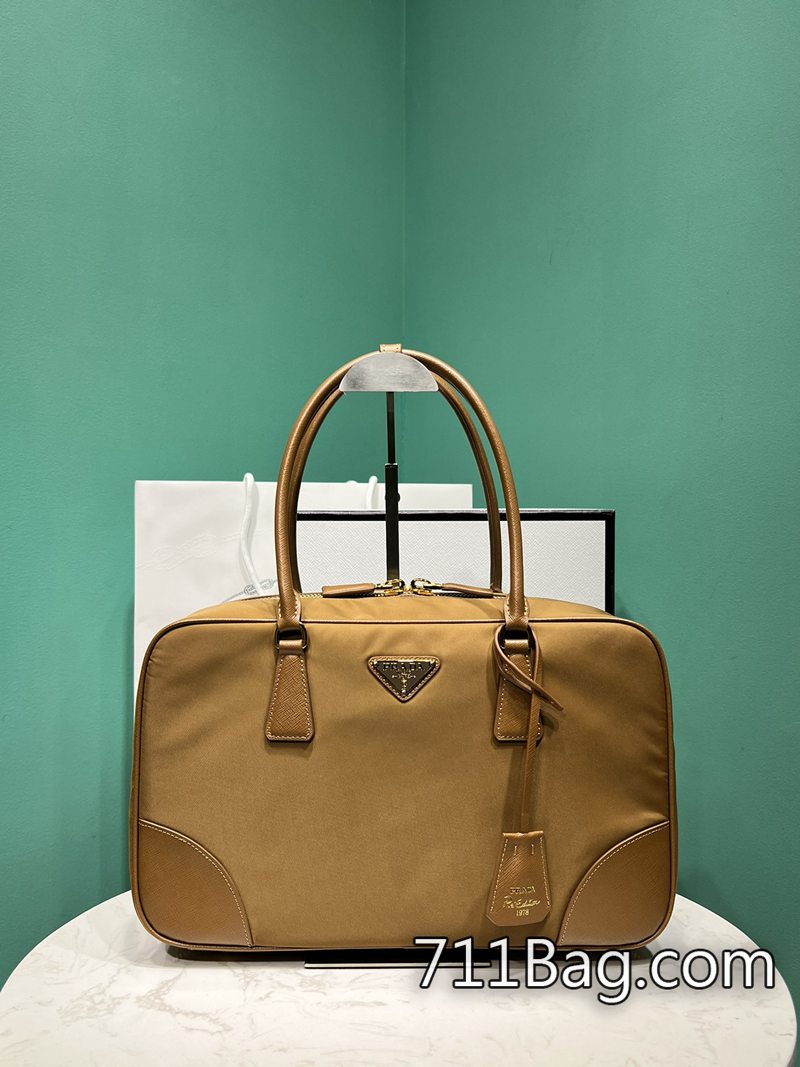 精仿Prada 1BB114 展現低調奢華的高端質感。 高仿Prada包包附原廠盒尺寸:長35x高21.5x底10cm 精仿Prada 1BB114 展現低調奢華的高端質感。 高仿Prada包包附原廠盒尺寸:長35x高21.5x底10cm