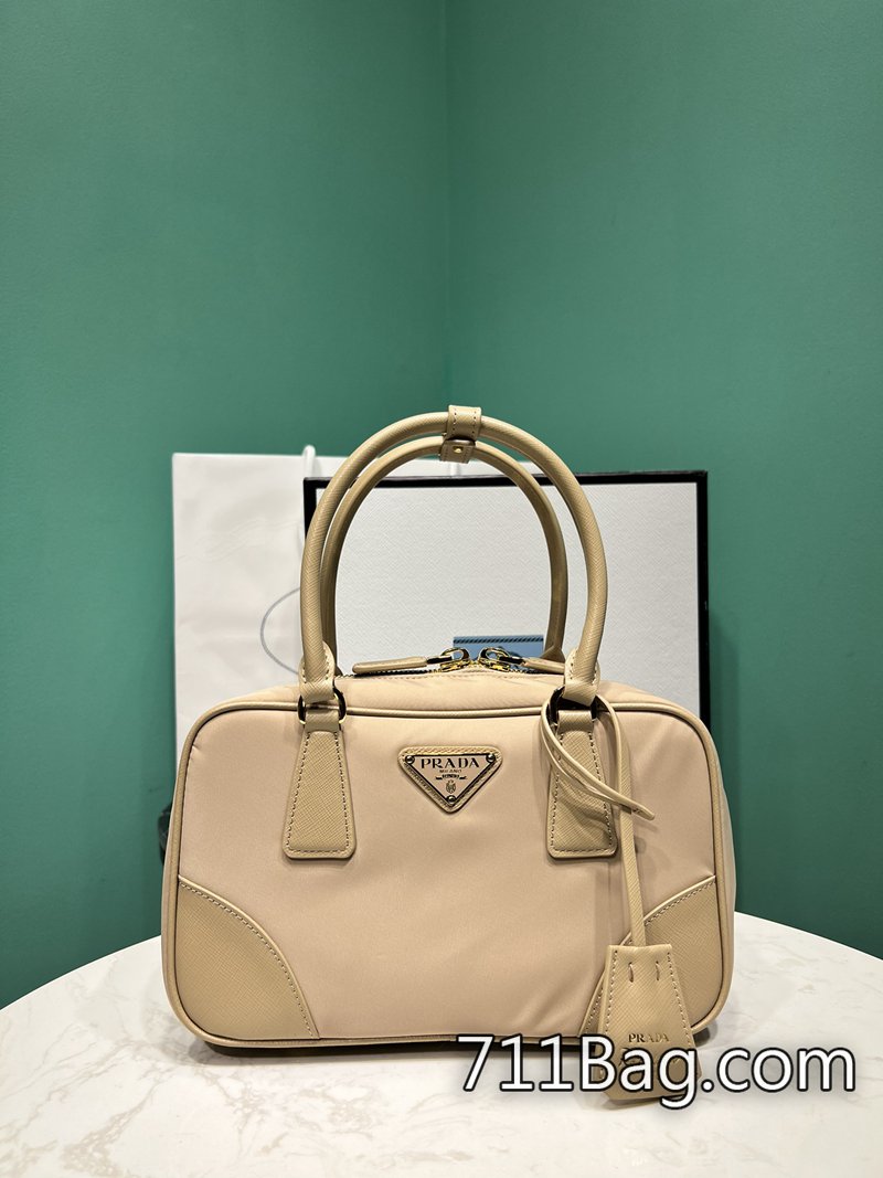 精品A貨Prada 1BB121 精品級高仿,用心看得見。 頂級A貨Prada包尺寸:長25高14.5x底7.5cm 精品A貨Prada 1BB121 精品級高仿,用心看得見。 頂級A貨Prada包尺寸:長25高14.5x底7.5cm