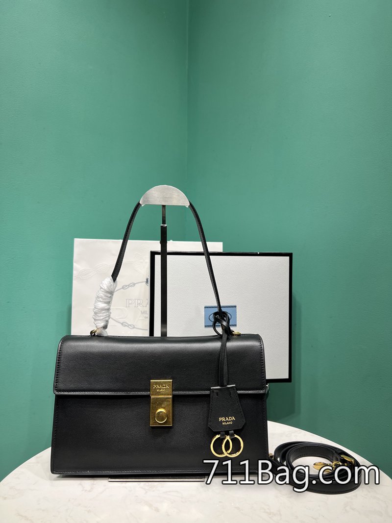 頂級精品Prada 1BN023 好評如潮,高端客戶最愛。 高仿Prada斜挎包尺寸:長28x高17x底11cm 頂級精品Prada 1BN023 好評如潮,高端客戶最愛。 高仿Prada斜挎包尺寸:長28x高17x底11cm