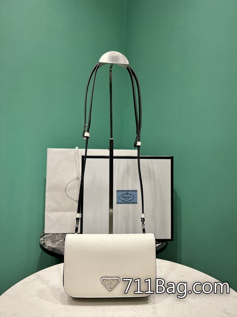 精仿Prada 2VD061 可調節背帶,靈活實用。 線上購買高仿Prada包尺寸:長18x高12.5x底2.5cm 精仿Prada 2VD061 可調節背帶,靈活實用。 線上購買高仿Prada包尺寸:長18x高12.5x底2.5cm
