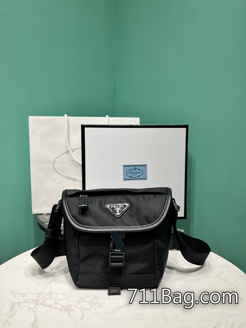 精品Prada 2VD070 內裡標籤與正品完全同步。 精仿Prada包售後服務尺寸:長16x高16x底8cm型號:2VD070 精品Prada 2VD070 內裡標籤與正品完全同步。 精仿Prada包售後服務尺寸:長16x高16x底8cm型號:2VD070