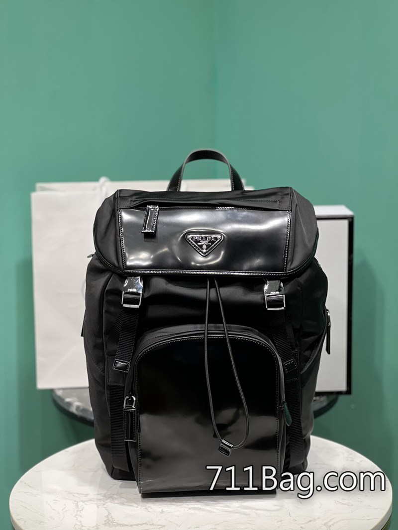 精品高仿Prada 2VZ135 高端質感經典款包包 Prada仿包質感如何尺寸:底長26x寬18x高36cm 精品高仿Prada 2VZ135 高端質感經典款包包 Prada仿包質感如何尺寸:底長26x寬18x高36cm