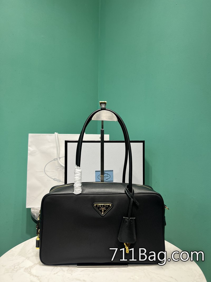 精品A貨Prada 1BB132 貼近專櫃品質,幾乎無瑕疵。 A貨Prada托特包尺寸:長30x高17.5x底10cm 精品A貨Prada 1BB132 貼近專櫃品質,幾乎無瑕疵。 A貨Prada托特包尺寸:長30x高17.5x底10cm