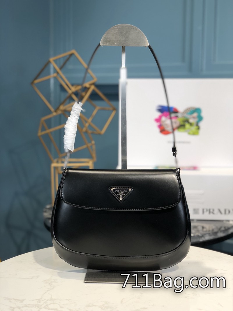 高仿Prada 1BD311 五金扣具重量與原版一致,質感出眾。 Prada腋下包A貨真皮尺寸:23/4/17cm 高仿Prada 1BD311 五金扣具重量與原版一致,質感出眾。 Prada腋下包A貨真皮尺寸:23/4/17cm