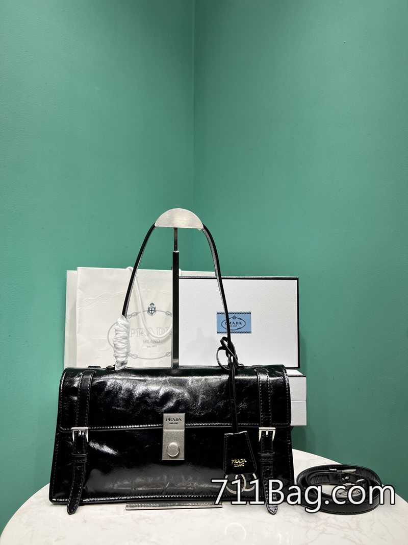 精仿Prada 1BN026 包型挺立,結構不易變形。 A貨Prada托特包尺寸:長32高16.5x底10cm 精仿Prada 1BN026 包型挺立,結構不易變形。 A貨Prada托特包尺寸:長32高16.5x底10cm