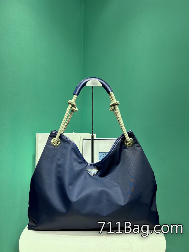 頂級一比一Prada 1BC244 展現低調奢華的高端質感。 Prada Hobo包A貨推薦尺寸:長48x高39x底14cm型號:1BC244 頂級一比一Prada 1BC244 展現低調奢華的高端質感。 Prada Hobo包A貨推薦尺寸:長48x高39x底14cm型號:1BC244