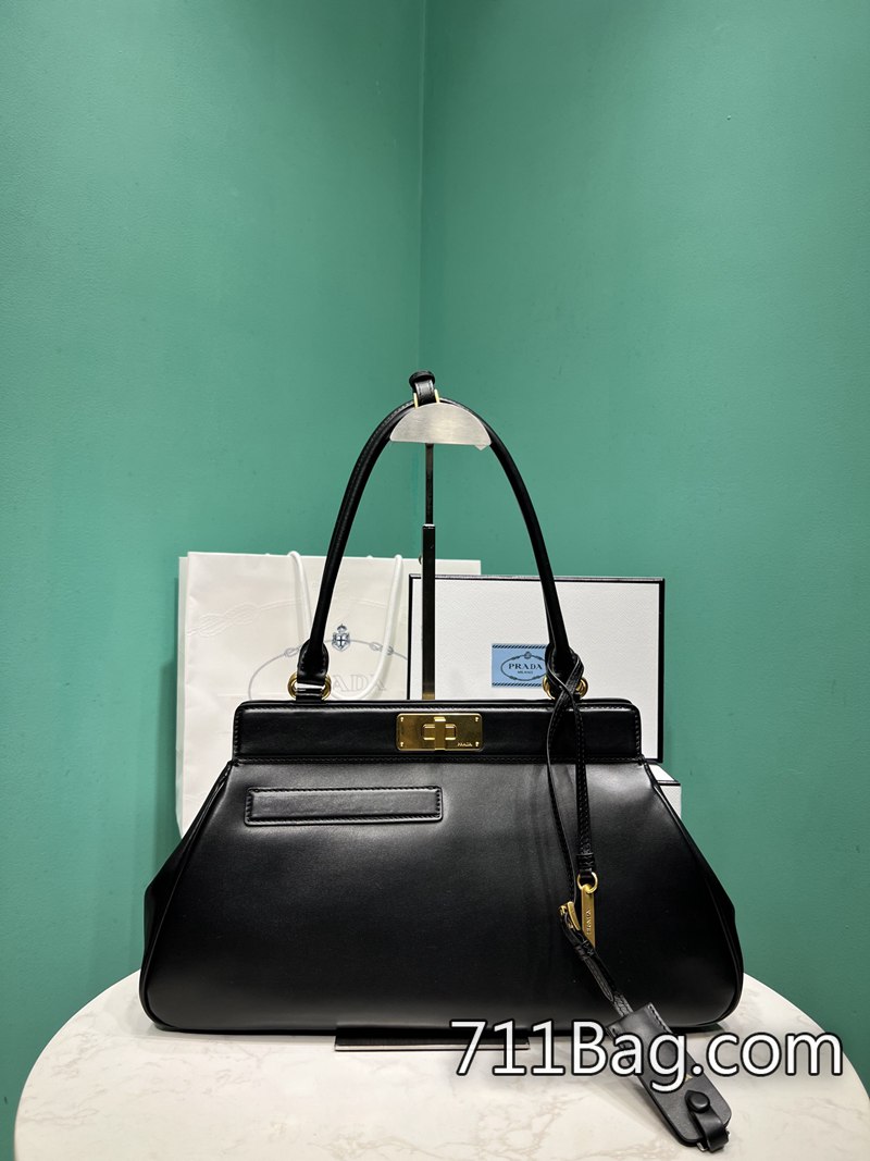 頂級一比一Prada 1BG569 體現品牌精神的經典設計完美還原。 Prada A貨包包耐用嗎尺寸:長38x高21x底8cm型號:1BG569 頂級一比一Prada 1BG569 體現品牌精神的經典設計完美還原。 Prada A貨包包耐用嗎尺寸:長38x高21x底8cm型號:1BG569