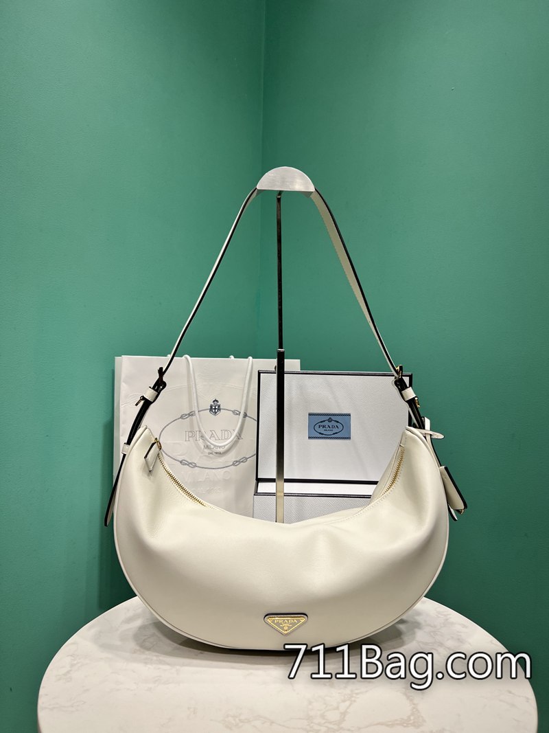 頂級高仿Prada 1BC255 手工打造高端皮包 Prada尼龍殺手包仿款尺寸:長42x高19.5x底8.5cm型號:1BC255 頂級高仿Prada 1BC255 手工打造高端皮包 Prada尼龍殺手包仿款尺寸:長42x高19.5x底8.5cm型號:1BC255