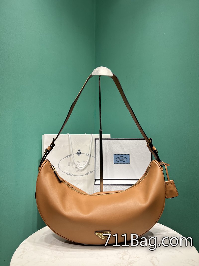 精品高仿Prada 1BC255 附原廠對版包裝,整體仿真體驗強。 Prada雙肩背包A貨尺寸:長42x高19.5x底8.5cm型號:1BC255 精品高仿Prada 1BC255 附原廠對版包裝,整體仿真體驗強。 Prada雙肩背包A貨尺寸:長42x高19.5x底8.5cm型號:1BC255