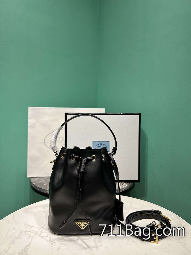 精品Prada普拉達 1BE067 頂級進口皮手感柔軟 高仿Prada包大陸出貨尺寸:長15.5x高19.5x底10cm型號:1BE067 精品Prada普拉達 1BE067 頂級進口皮手感柔軟 高仿Prada包大陸出貨尺寸:長15.5x高19.5x底10cm型號:1BE067