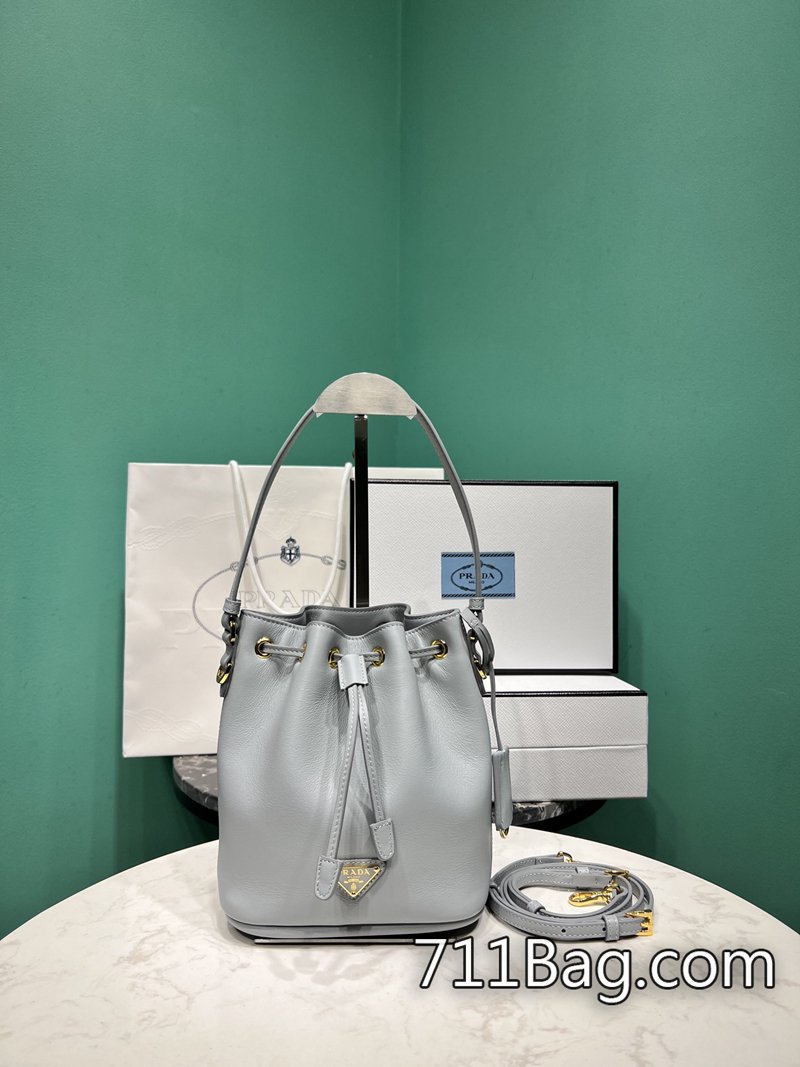 頂級精品Prada 1BE067 鋼印LOGO清晰銳利,質感十足。 Prada A貨女包尺寸:長15.5x高19.5x底10cm型號:1BE067 頂級精品Prada 1BE067 鋼印LOGO清晰銳利,質感十足。 Prada A貨女包尺寸:長15.5x高19.5x底10cm型號:1BE067