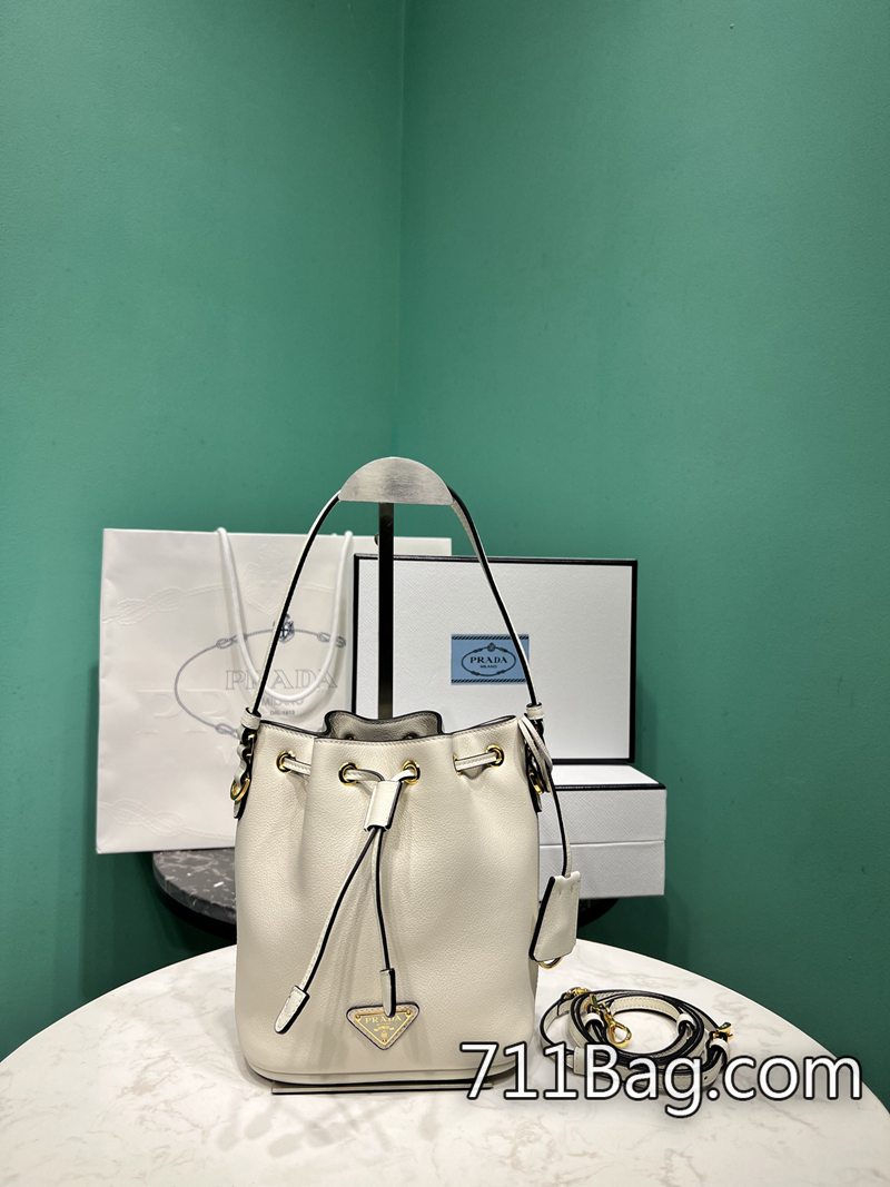 頂級高仿Prada 1BE067 頂級進口皮手感柔軟 高仿Prada包人氣TOP10尺寸:長15.5x高19.5x底10cm型號:1BE067 頂級高仿Prada 1BE067 頂級進口皮手感柔軟 高仿Prada包人氣TOP10尺寸:長15.5x高19.5x底10cm型號:1BE067