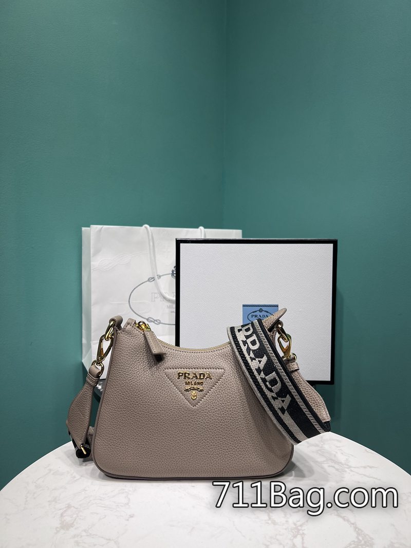 頂級A貨Prada 1BH19 展現低調奢華的高端質感。 如何選擇高仿Prada包尺寸:長24x高18x底6cm 頂級A貨Prada 1BH19 展現低調奢華的高端質感。 如何選擇高仿Prada包尺寸:長24x高18x底6cm