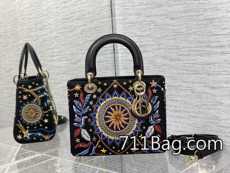 一比一Dior Lady 限量日月珠子刺繡款 手把厚實有型 Dior精品仿制包 一比一Dior Lady 限量日月珠子刺繡款 手把厚實有型 Dior精品仿制包