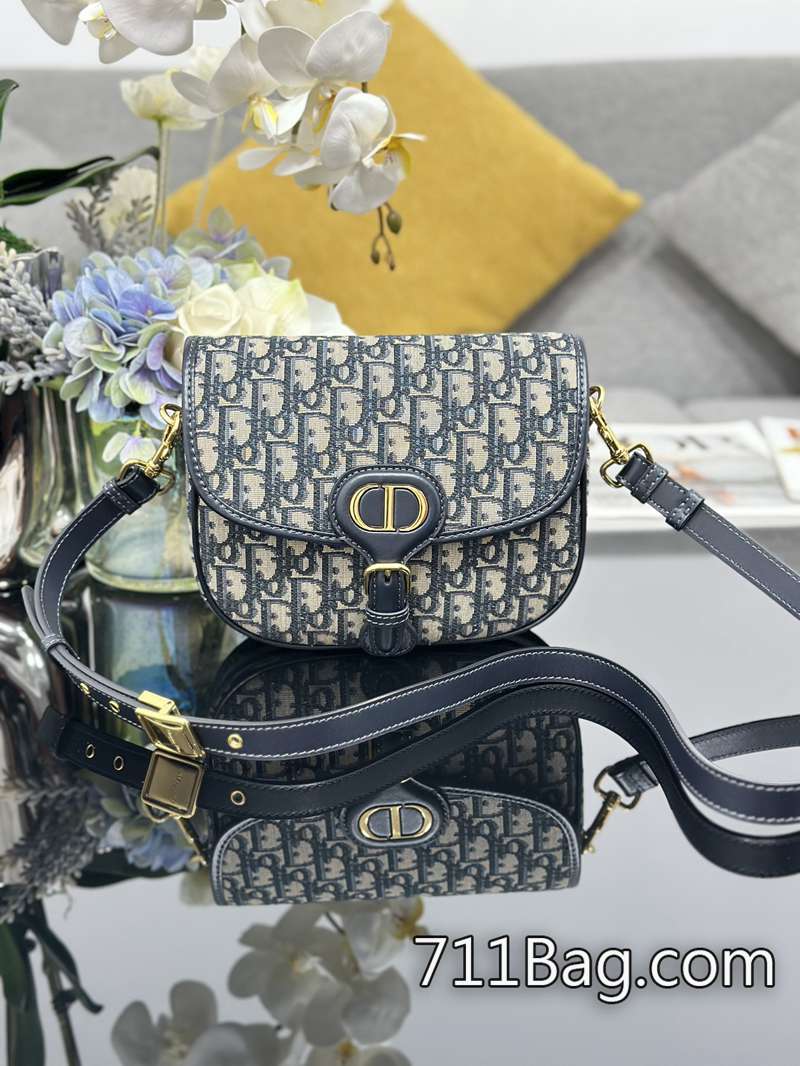 頂級高仿Dior Dior bobby 中號藍色 Oblique 印花帆佈精心制作 字母刻字深淺適中 Dior男鞋A貨 頂級高仿Dior Dior bobby 中號藍色 Oblique 印花帆佈精心制作 字母刻字深淺適中 Dior男鞋A貨