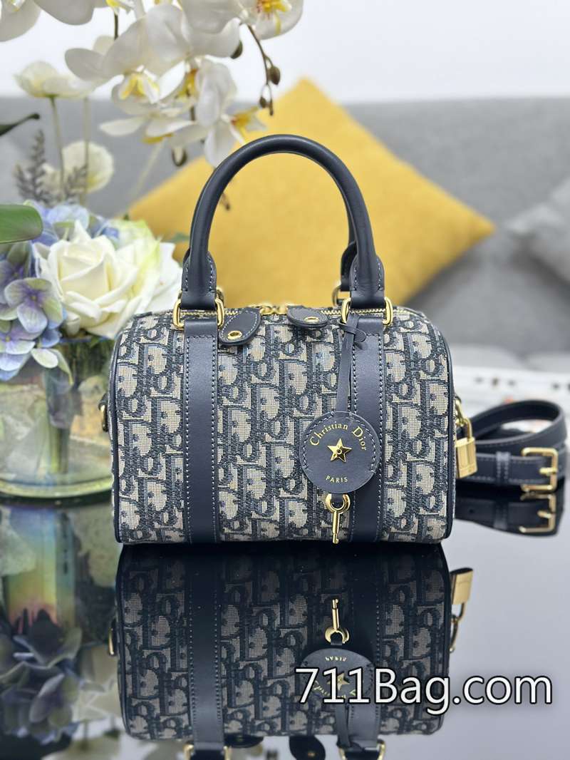 精品Dior Dior Groove 20 中號枕頭包優雅時尚。采用藍色 Oblique 印花面料精心制作 對版五金 Dior原廠代工 精品Dior Dior Groove 20 中號枕頭包優雅時尚。采用藍色 Oblique 印花面料精心制作 對版五金 Dior原廠代工