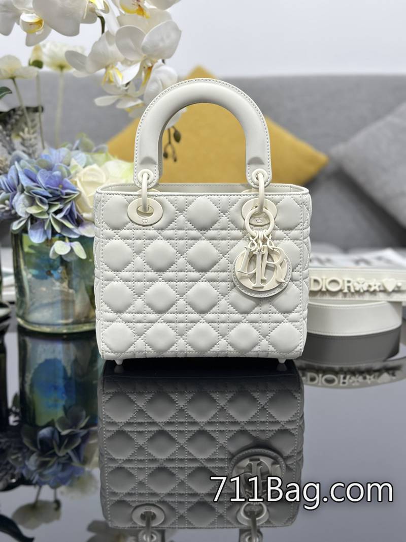 高仿Dior Lady Dior My 四格磨砂徽章款 封邊處理無開裂 Dior馬鞍包仿品 高仿Dior Lady Dior My 四格磨砂徽章款 封邊處理無開裂 Dior馬鞍包仿品