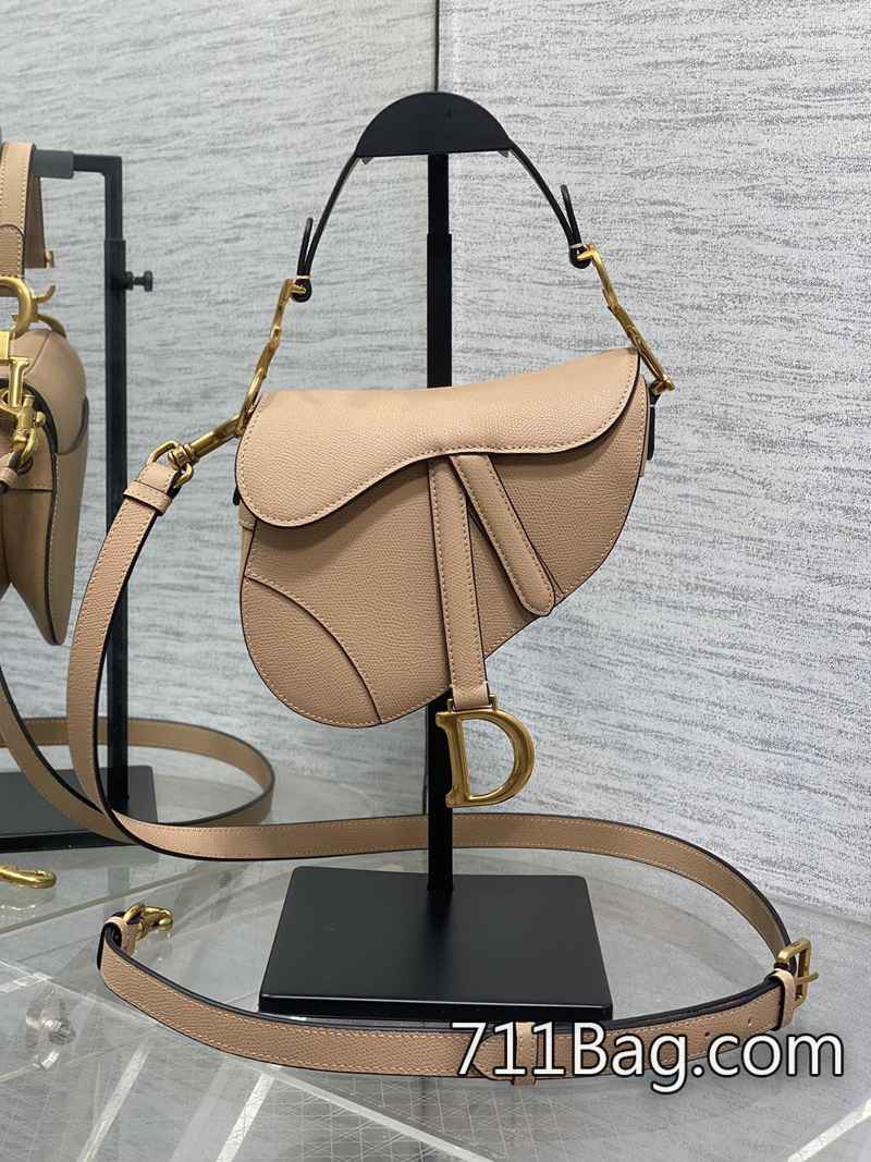 一比一Dior CD Saddle經典馬鞍包️王者中的王者 拉鏈配件原廠訂製 Dior精品仿貨 一比一Dior CD Saddle經典馬鞍包️王者中的王者 拉鏈配件原廠訂製 Dior精品仿貨